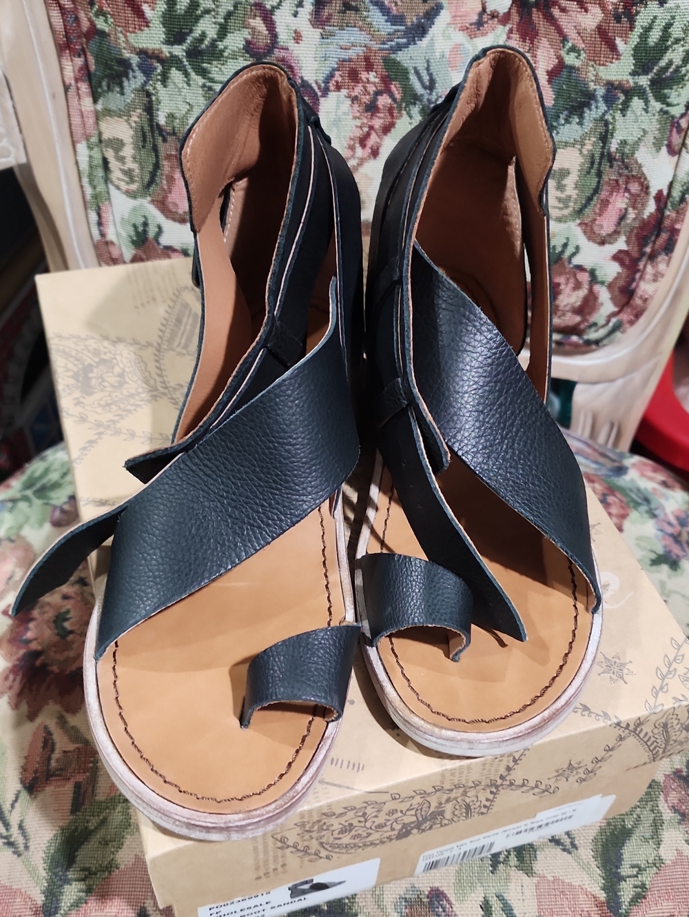 EUC! Free People Vale boot sandal. Black Leather Crossover Toe-Loop Sandals